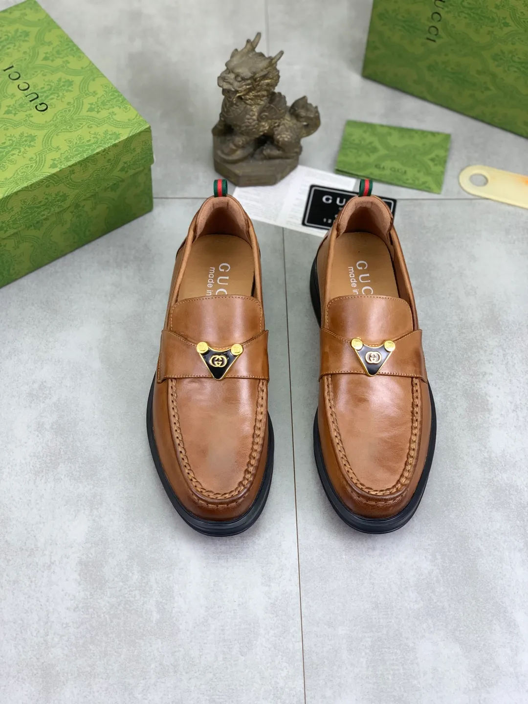 Men's shoes💰P500💰【New model, soft and comfortable Gucci classic business leather shoes hot selection (Gucci) official website latest Gucci 🎁 business leather shoes, hot style 💥 simple and elegant style, exclusive for trendy men. Unique official website latest brand original double G embossed element 👑Gucci Original decoration, fashionable and generous, made of original calfskin ✅ fully imported first-layer pigskin lining, official website designated wear-resistant, rubber business outsole, real-life photos of classic models at the counter 🎬38-44 (customized for 45) 3⃣️ colors available